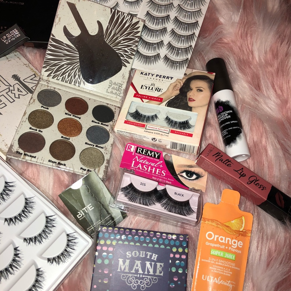 Makeup bundle FREE GIFT WITH PURCHASE - Picture 4 of 4